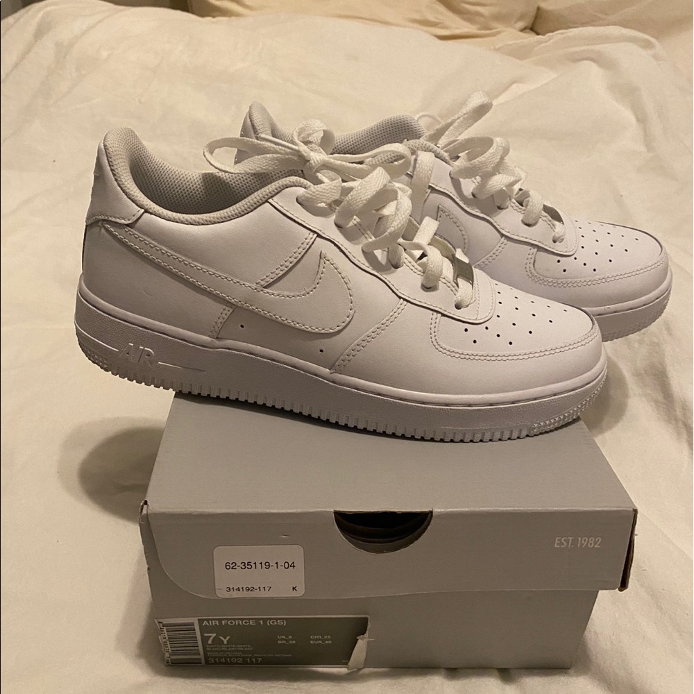Nike Air Force 1’s White size 7Y/W8.5 Worn Twice